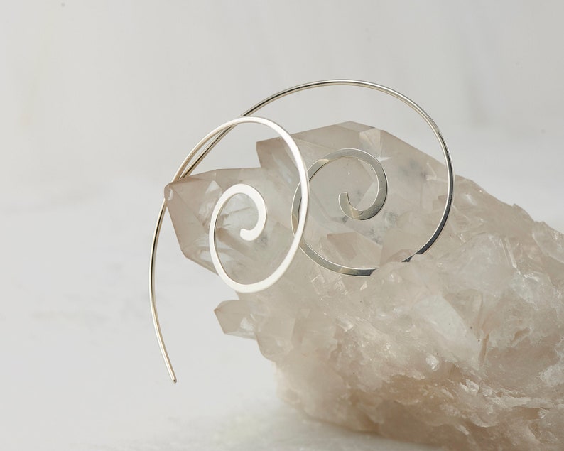 MEDIUM SPIRAL EAR-RING / silver