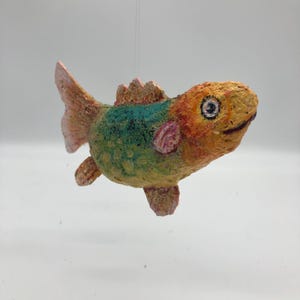 ornamento di pesce in cartapesta, arte popolare, fatto a mano, dipinto a mano con brillantini dorati