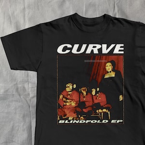 Może przedstawiać: Czarny t-shirt z białym napisem "CURVE" u góry. Poniżej grafika kobiety w czarnej sukience z trzema małpami w czerwonych kurtkach. Tekst "BLINDFOLD EP" znajduje się na dole.