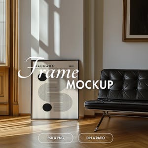 Puede incluir: Una maqueta de marco negro con un diseño geométrico en blanco y negro. El texto "BAUHAUS 1919" está en la parte superior del marco. El texto "Frame Mockup" está en fuente cursiva blanca. El marco está en un suelo de madera con una silla de cuero negro en el fondo.