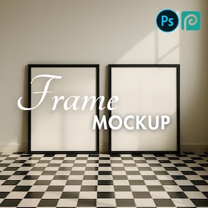 Puede incluir: Dos maquetas de marcos negros con interiores blancos se muestran contra una pared neutra. El texto "Frame MOCKUP" está superpuesto a los marcos. El suelo presenta un patrón de tablero de ajedrez en blanco y negro.