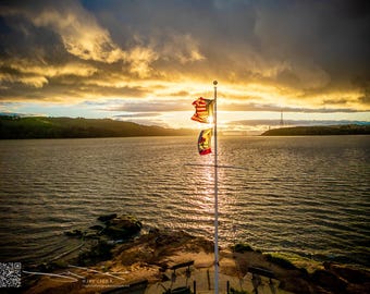 Atardecer ardiente tras las banderas: imagen de una bandera patriótica