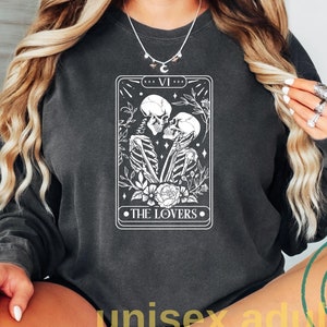 Comfort Colors® Valentinstag Shirt, Die Liebhaber Tarot Karte Shirt, Skelett Liebhaber Shirt, Gothic Tee, Paar passende Shirt, mystische Shirt