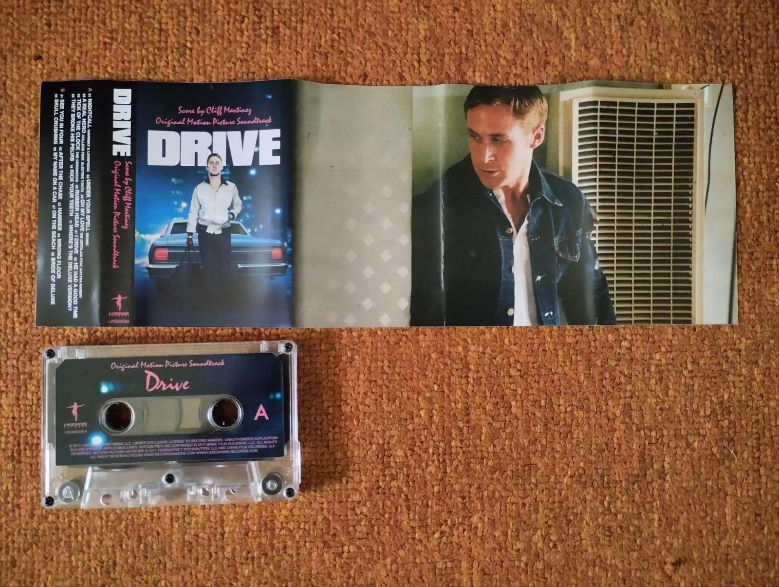 DRIVE モーション サウンドトラック カセットテープ シンセウェーブ 