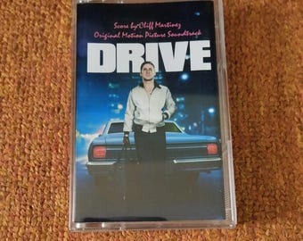 Banda sonora de movimiento DRIVE, cinta de casete, synthwave, Cliff Martinez, electric youth, synthpop