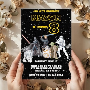 Könnte beinhalten: Eine schwarze Geburtstagseinladung mit Star Wars-Motiv, die Charaktere wie Darth Vader und Yoda zeigt. Die Einladung lautet "Feiern Sie mit uns, Mason wird 8" mit Veranstaltungsdetails. Der Hintergrund ist eine Sternennacht.