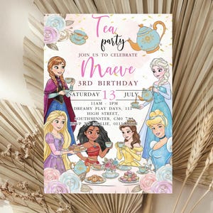 Puede incluir: Una invitación caprichosa para una fiesta de té, con ilustraciones de princesas de Disney. La invitación incluye el texto "Tea party" y "Maeve 3rd Birthday" con detalles del evento.