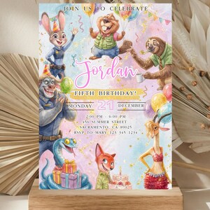 Może przedstawiać: Zestaw trzech ceramicznych kubk&oacute;w z nakrapianym, matowym wykończeniem. Kubki są w odcieniach kremowym, jasnoszarym i ciemnoszarym. Każdy kubek ma prosty, minimalistyczny design.