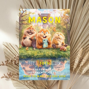 Może przedstawiać: Kolorowe zaproszenie urodzinowe z trzema kreskówkowymi świstakami. Tekst brzmi "MASON IS TURNING THREE" w kolorze żółtym. Zaproszenie zawiera datę, godzinę, adres i informacje RSVP. Tło przedstawia scenę leśną ze stawem.