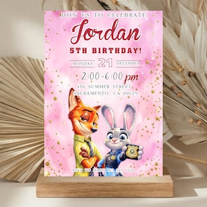 Könnte beinhalten: Eine rosa Geburtstagseinladung mit den Zootopia-Charakteren Nick Wilde und Judy Hopps. Der Einladungstext lautet "Feiern Sie mit uns Jordans 5. Geburtstag!" mit Datum, Uhrzeit und Ort der Veranstaltung.