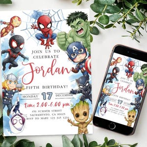 Puede incluir: Una invitación de cumpleaños con superhéroes de Marvel como Spider-Man, Hulk y Capitán América. La invitación es blanca con detalles de acuarela e incluye el texto "Join us to Celebrate Jordan Fifth Birthday!" y los detalles del evento.