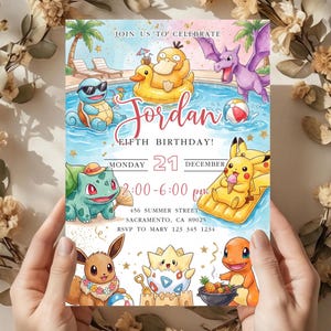 Pode incluir: Um convite de aniversário colorido com personagens de desenhos animados em um cenário de piscina. O convite inclui o nome "Jordan", a data, a hora e o local. O design tem um tema de praia com palmeiras e uma paleta de cores vibrantes.