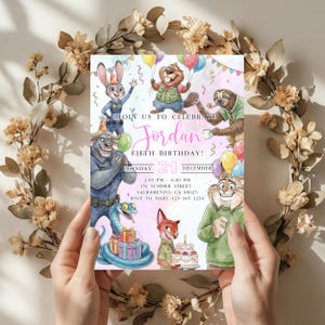 Puede incluir: Una colorida invitaci&oacute;n de cumplea&ntilde;os con personajes de animales de dibujos animados, globos y una tarta. La invitaci&oacute;n dice "&iexcl;&Uacute;nete a nosotros para celebrar el quinto cumplea&ntilde;os de Jordan!" con la fecha, hora y detalles del lugar.