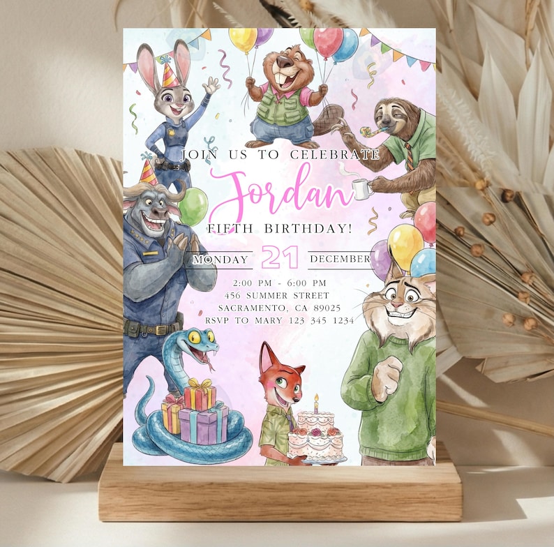 Puede incluir: Una invitaci&oacute;n de cumplea&ntilde;os con ilustraciones en acuarela de personajes de animales animados. La invitaci&oacute;n incluye el texto "&iexcl;&Uacute;nete a nosotros para celebrar el quinto cumplea&ntilde;os de Jordan!" y detalles del evento: lunes 21 de diciembre, 2:00 PM - 6:00 PM, 456 Summer Street, Sacramento, CA.