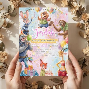 Może przedstawiać: Kolorowe zaproszenie urodzinowe z postaciami z kresk&oacute;wek. Zaproszenie zawiera tekst "Join us to Celebrate" i "Jordan Fifth Birthday!" z datą i godziną. Zaproszenie jest trzymane przez osobę.