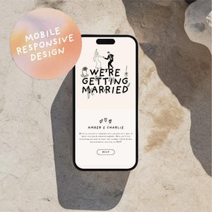 Puede incluir: Un tel&eacute;fono inteligente muestra una invitaci&oacute;n de boda con el texto "WE'RE GETTING MARRIED". El dise&ntilde;o incluye ilustraciones de una pareja, flores y otros gr&aacute;ficos relacionados con la boda. Una pegatina redonda con "MOBILE RESPONSIVE DESIGN" est&aacute; en la parte superior izquierda.