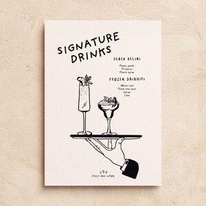 K&ouml;nnte beinhalten: Schwarz-wei&szlig;-Illustration einer Hand, die ein Tablett mit zwei Cocktails h&auml;lt. Die Cocktails sind mit "Peach Bellini" und "Frozen Daiquiri" beschriftet, wobei die Zutaten darunter aufgef&uuml;hrt sind. Der Text "Signature Drinks" befindet sich oben im Bild, und "Emily and Simon" unten.