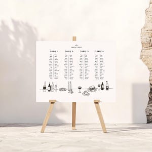 Peut inclure: Un plan de table de mariage blanc sur un chevalet en bois. Le tableau présente du texte noir avec les noms des invités organisés par numéro de table. Des illustrations de bouteilles de vin, de verres et d'aliments sont en bas.