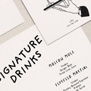 K&ouml;nnte beinhalten: Eine Schwarzwei&szlig;illustration einer Hand, die ein Tablett mit einem Getr&auml;nk darauf h&auml;lt. Der Text "SIGNATURE DRINKS" befindet sich oben im Bild. Unter der Illustration ist der Text "MOSCOW MULE" mit den Zutaten aufgelistet: "Wodka, Ginger Beer, Frischer Limettensaft". Darunter ist der Text "ESPRESSO MARTINI" mit den Zutaten aufgelistet: "Wodka, Frisch gebr&uuml;hter Espresso, Kahlua, Einfacher Sirup".