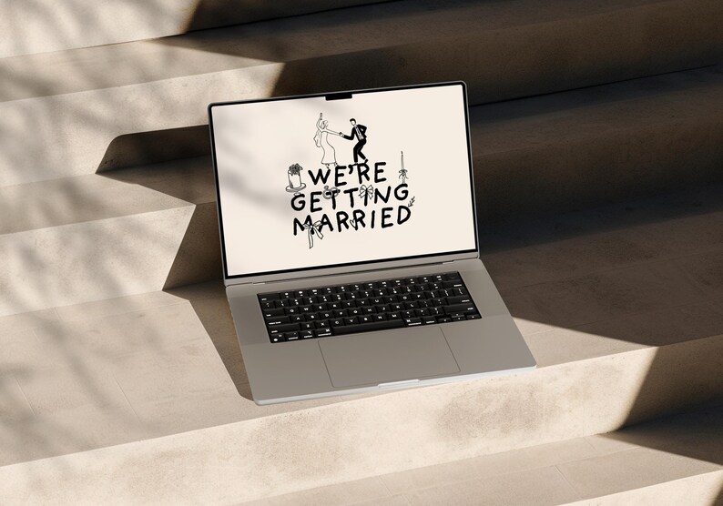 Puede incluir: Un port&aacute;til plateado muestra un gr&aacute;fico con el texto "WE'RE GETTING MARRIED" e ilustraciones de una novia, un novio y elementos tem&aacute;ticos de boda. El port&aacute;til est&aacute; sobre una superficie de color claro, con sombras.