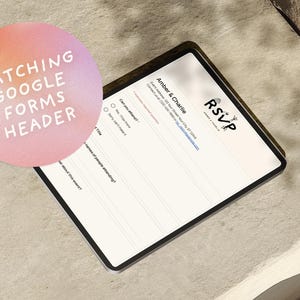 Puede incluir: Una tableta digital que muestra un formulario de RSVP con los nombres "Amber & Charlie". Una pegatina redonda con el texto "Matching Google Forms Header" est&aacute; en la esquina superior izquierda. La tableta est&aacute; sobre una superficie clara.