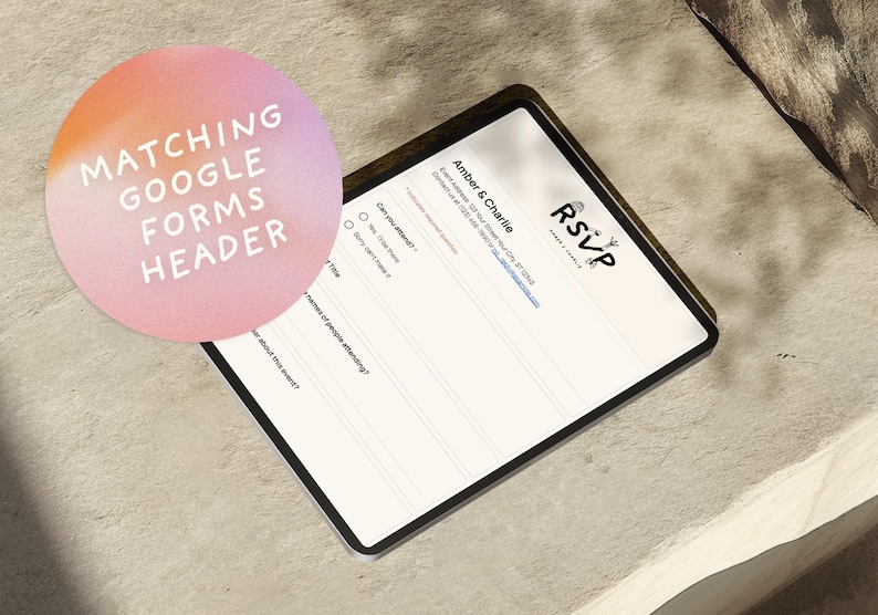 Puede incluir: Una tableta digital que muestra un formulario de RSVP con los nombres "Amber & Charlie". Una pegatina redonda con el texto "Matching Google Forms Header" est&aacute; en la esquina superior izquierda. La tableta est&aacute; sobre una superficie clara.