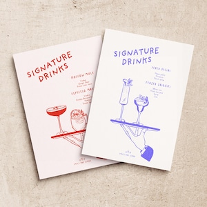 K&ouml;nnte beinhalten: Zwei wei&szlig;e Karten mit rotem und blauem Text und Illustrationen von Cocktails. Die obere Karte lautet "SIGNATURE DRINKS" und listet "MOSCOW MULE" und "ESPRESSO MARTINI" auf. Die untere Karte lautet "SIGNATURE DRINKS" und listet "PEACH BELINI" und "FROZEN DAIQUIRI" auf.