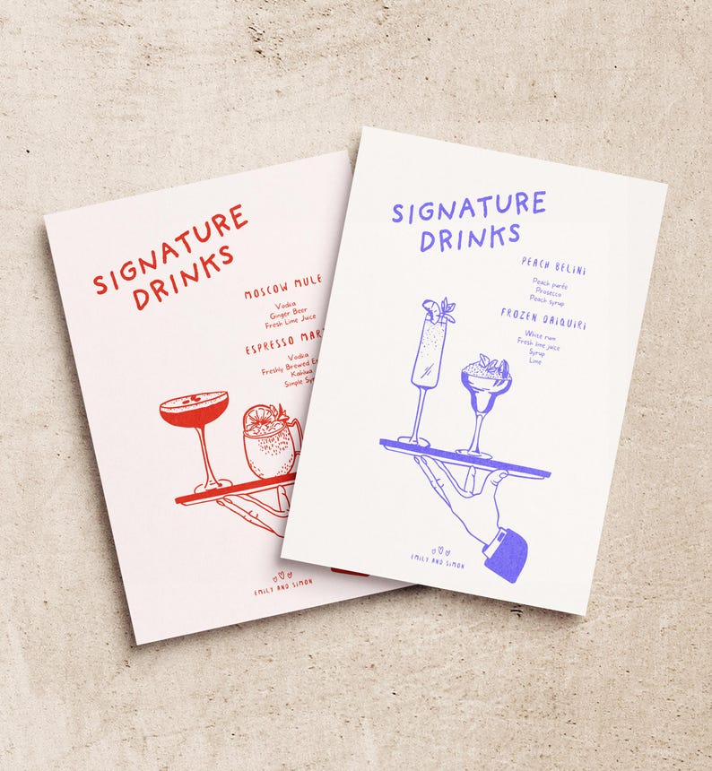 K&ouml;nnte beinhalten: Zwei wei&szlig;e Karten mit rotem und blauem Text und Illustrationen von Cocktails. Die obere Karte lautet "SIGNATURE DRINKS" und listet "MOSCOW MULE" und "ESPRESSO MARTINI" auf. Die untere Karte lautet "SIGNATURE DRINKS" und listet "PEACH BELINI" und "FROZEN DAIQUIRI" auf.