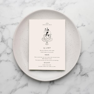Peut inclure: Un menu de mariage avec une illustration en noir et blanc d'une mariée et d'un marié debout sur un gâteau de mariage. Le menu propose les plats suivants : Pour commencer, Burrata & Salade de tomates anciennes, Coquilles Saint-Jacques grillées avec purée de petits pois. Plats principaux, Rôti d'agneau en croûte avec purée crémeuse et haricots verts, Risotto aux champignons sauvages, Bar de ligne poêlé au beurre citronné et asperges. Dessert, Crème brûlée à la vanille, Fondant au chocolat avec glace à la vanille.