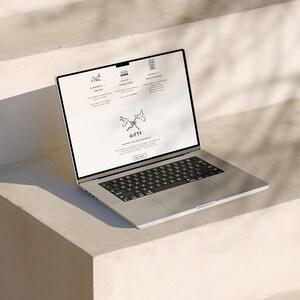 Puede incluir: Un port&aacute;til plateado con teclado negro que muestra una interfaz web. La pantalla presenta texto que incluye AIRPORTS / TRAVEL, TAXI / TRANSFERS, HOTELS / GUESTHOUSES y GIFTS, acompa&ntilde;ado de iconos de l&iacute;nea de un avi&oacute;n, un coche, un edificio y dos p&aacute;jaros.
