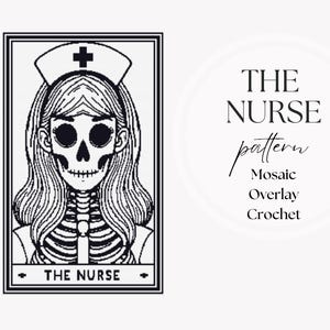 Könnte beinhalten: Schwarz-Weiß-Illustration einer Krankenschwester mit Totenkopfgesicht, die eine Krankenschwestermütze und Uniform trägt. Das Bild ist gerahmt und enthält den Text "THE NURSE" und "pattern Mosaic Overlay Crochet".