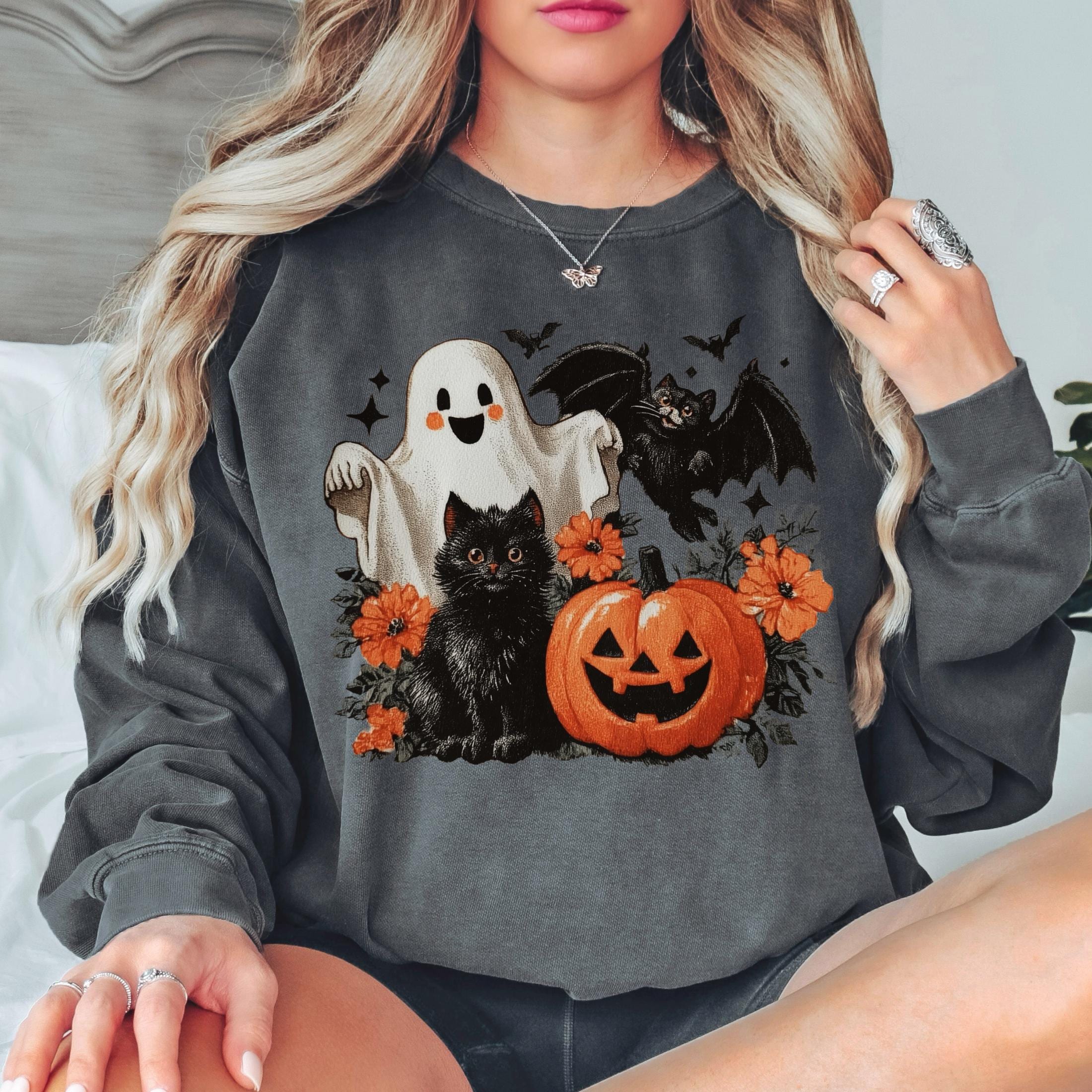 Vintage Halloween Geist Sweatshirt in Komfortfarben mit schwarzen Katzen-Kürbis & Geist - Gemütliches Herbst-Sweatshirt