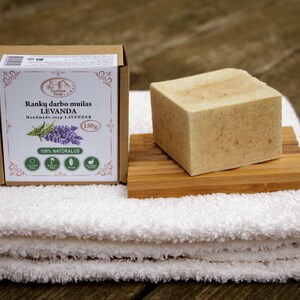 Handgemachte Seife mit Kokosnuss, Olive, Sonnenblumenöl, Lavendelöl und Blumen – biologische, feuchtigkeitsspendende, sanfte Hautpflege für alle Hauttypen