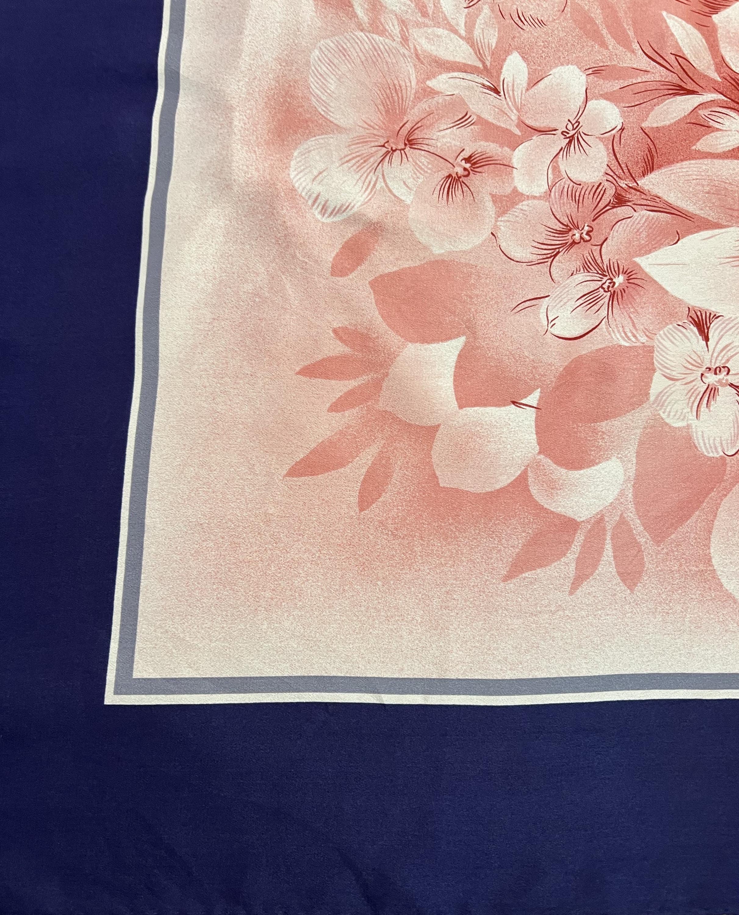 Foulard soie vintage roulotté main Mlle Nina Ricci - Jeronine Vintage