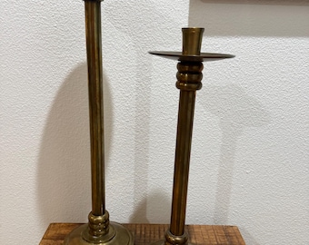 Impresionantes candelabros antiguos de latón macizo. Se trata de un par de candelabros antiguos de latón, probablemente utilizados como velas de altar en una iglesia.