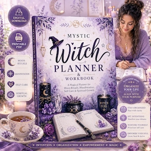 Op de afbeelding: Een Mystic Witch planner en werkboek met een paars-witte kaft voorzien van een heksenhoed, maan en bloemillustraties. Het boek bevat secties voor maanrituelen, manifestatie, zelfzorg en spirituele groei, inclusief een digitale downloadoptie.