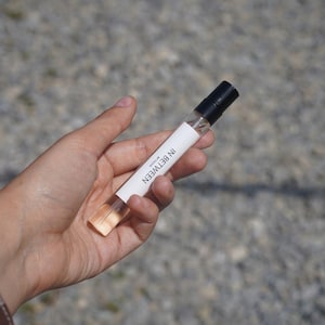 In Between Perfume – Niche Powdery Violet Sandalwood Scent | ISO E Super