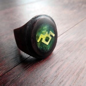 Chevalière de la Loge Noire bague en bois et résine verte faite main inspirée de l'univers de Twin Peaks avec motif de hibou incrusté