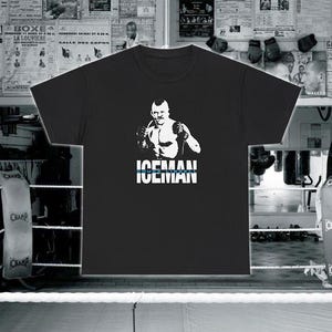 Puede incluir: Camiseta negra con una silueta blanca de un boxeador en posición de combate. El texto "ICEMAN" está impreso debajo del boxeador.