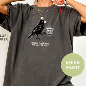 Mürrischer Rabenkaffee PNG, CAWFEE zuerst dann das Chaosvogel-Design für Sublimation, lustiges Morgenzitat-Krähe Png, schwarzer Humor-Krähe-Png
