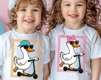 Ragazzo e ragazza oca PNG, Ragazzo e ragazza carina estate PNG, Ragazzo oca sciocco PNG, Disegno di ragazzo e ragazza scooter sublimatico, Maglietta estiva per bambini PNG