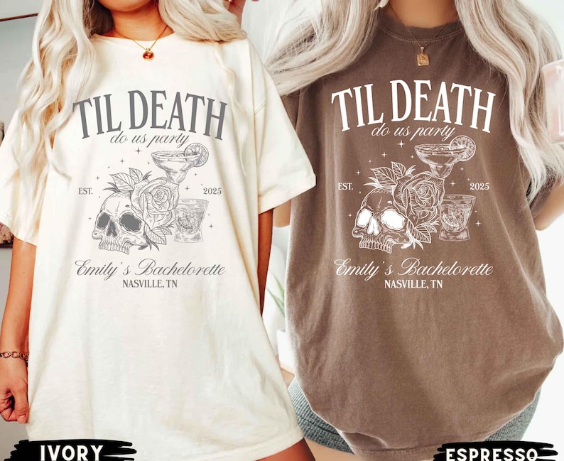 K&ouml;nnte beinhalten: Elfenbein- und espressofarbene T-Shirts mit dem Text "TIL DEATH do us party" und "Emily's Bachelorette NASVILLE, TN." Die Shirts zeigen Sch&auml;del-, Rosen- und Cocktailgrafiken. Das Jahr "2025" ist ebenfalls aufgedruckt.