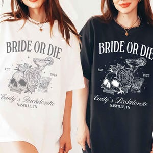 K&ouml;nnte beinhalten: Wei&szlig;e und schwarze T-Shirts mit dem Text "BRIDE OR DIE" und einer Grafik mit Totenkopf, Rose und Cocktail. Die Shirts enthalten auch "Emily's Bachelorette" und "NASVILLE, TN".