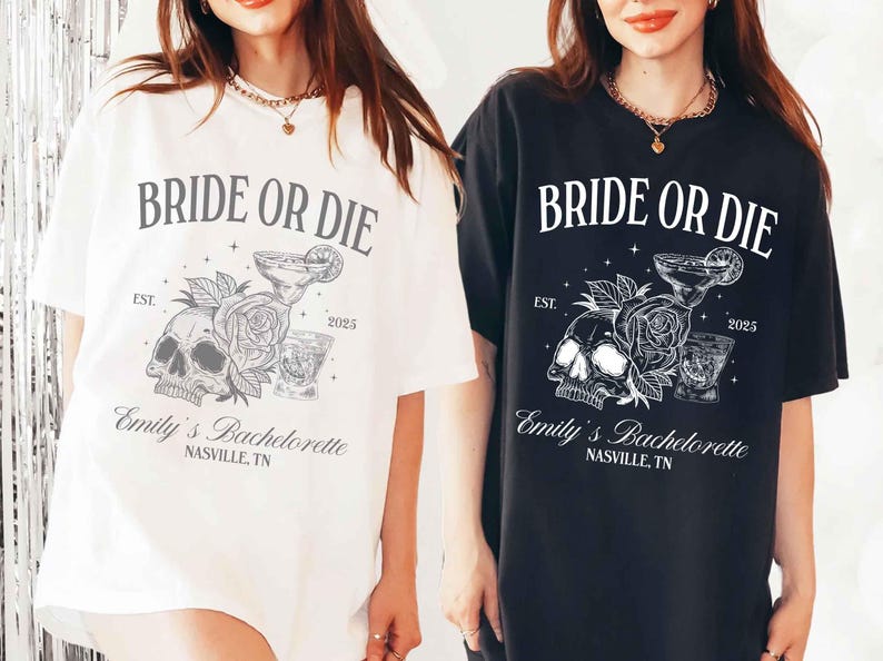 K&ouml;nnte beinhalten: Wei&szlig;e und schwarze T-Shirts mit dem Text "BRIDE OR DIE" und einer Grafik mit Totenkopf, Rose und Cocktail. Die Shirts enthalten auch "Emily's Bachelorette" und "NASVILLE, TN".