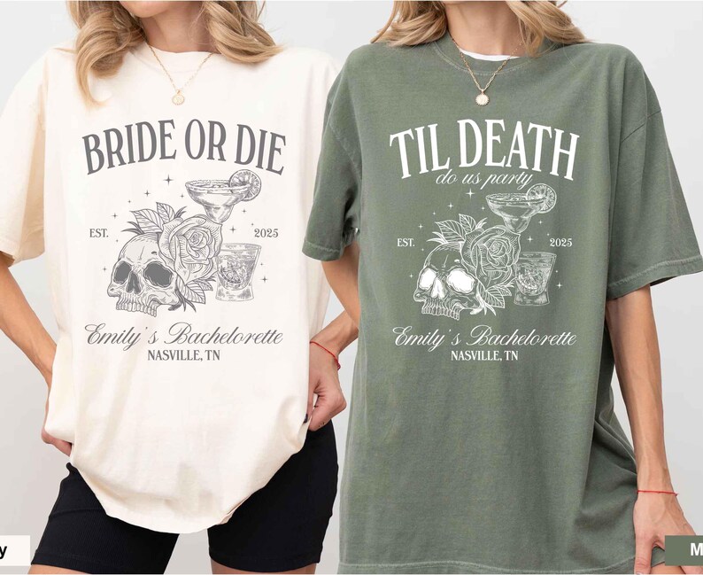 K&ouml;nnte beinhalten: Zwei T-Shirts, eines in Creme und eines in Olivgr&uuml;n, mit grafischen Designs. Das cremefarbene Shirt tr&auml;gt die Aufschrift "BRIDE OR DIE" &uuml;ber einer Illustration von Totenkopf, Rose und Cocktail. Das olivfarbene Shirt tr&auml;gt die Aufschrift "TIL DEATH do us party". Beide sagen "Emily's Bachelorette, Nashville, TN".