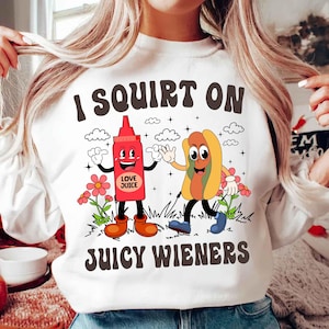 Ik spuit op sappige worstjes png, ongepaste png, ordinaire humor png, gag cadeau uitwisseling edgy genz meme png, grap geschenken, humor voor volwassenen png