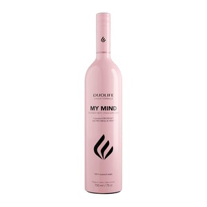 Może przedstawiać: Różowa butelka płynnej formuły Duolife z napisem "MY MIND" i czarnym logo w kształcie płomienia. Butelka zawiera 750 ml płynu i jest wykonana w 100% z naturalnych składników. Butelka ma elegancki, nowoczesny design.
