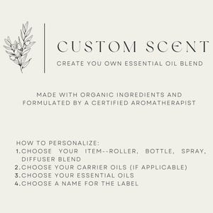 以下が含まれることがあります： CUSTOM SCENT CREATE YOUR OWN ESSENTIAL OIL BLENDと書かれた黒い文字の白い情報グラフィック。葉のついた枝の線画と、アイテム、キャリアオイル、エッセンシャルオイル、ラベル名の選択に関する説明が含まれています。
