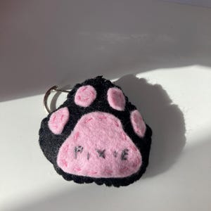 Gepersonaliseerde kattenpoot vilten sleutelhanger – aangepast accessoire voor kattenliefhebber