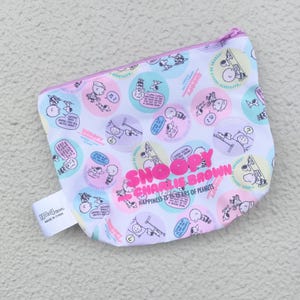 This is a pouch for small Snoopy items. It can also be used for cosmetics, snacks, etc. It is also a great gift for your friends.